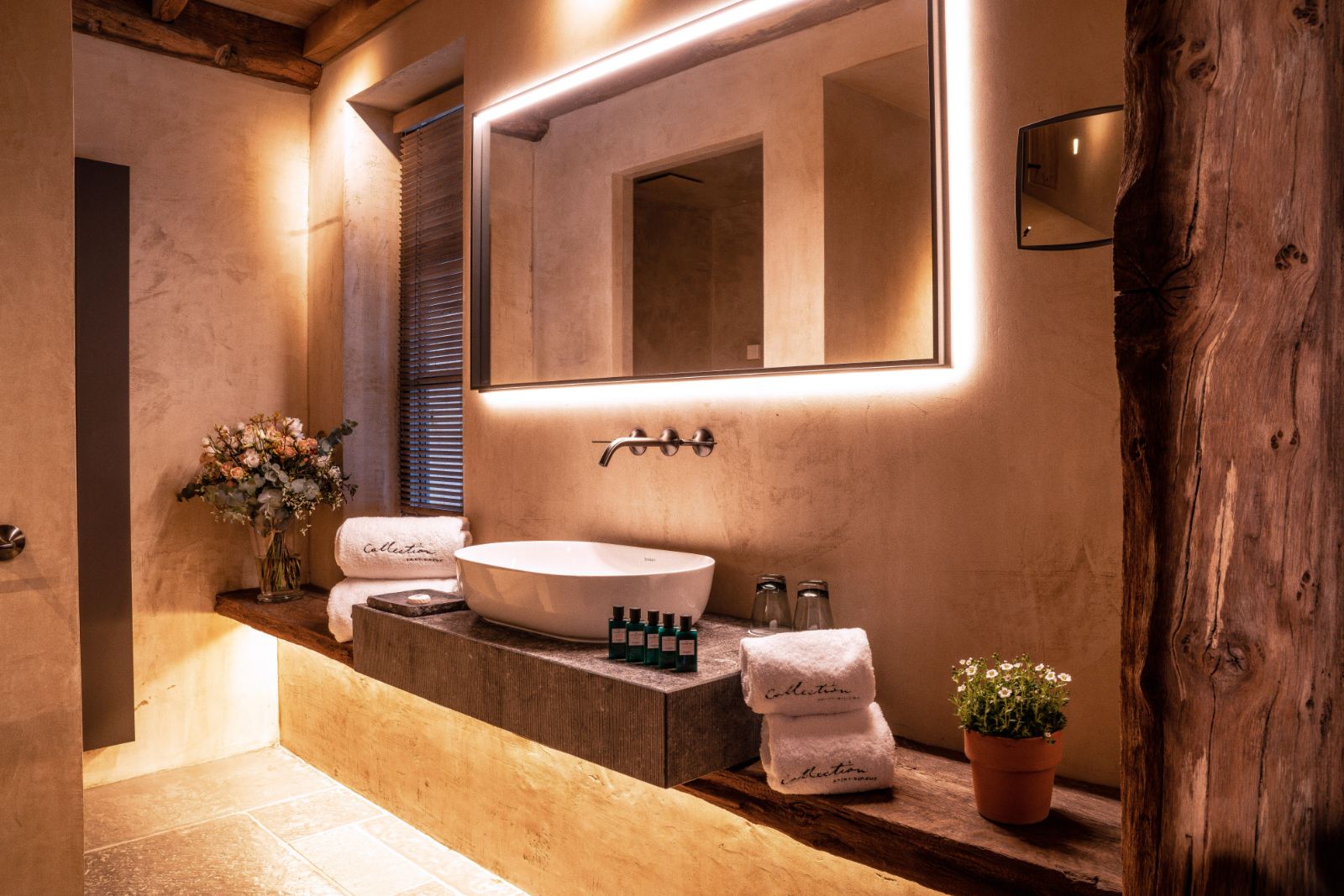 A superior room bathroom at Ferme Saint Simeon in Normandy, France