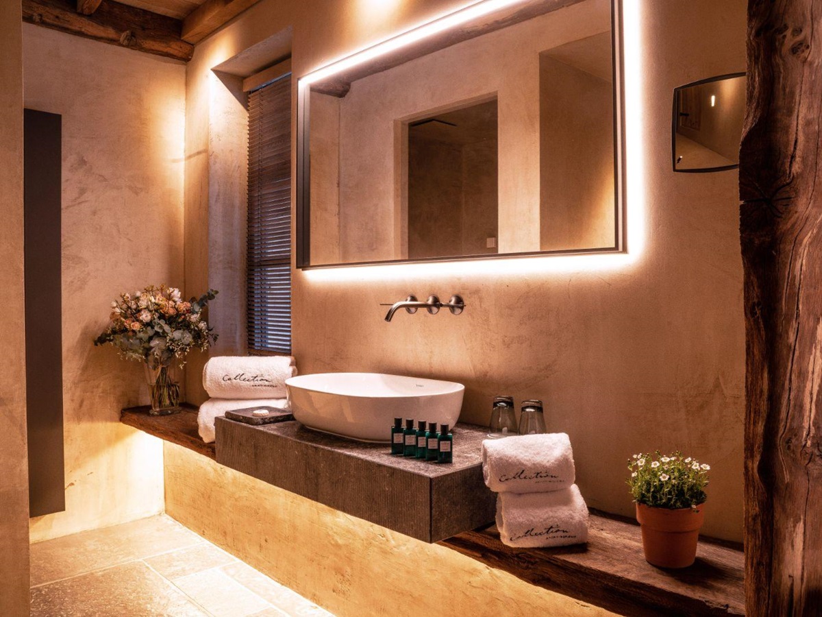 A superior room bathroom at Ferme Saint Simeon in Normandy, France