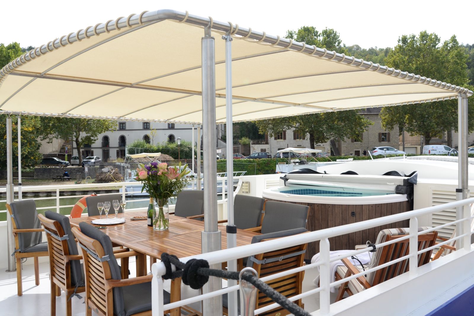 Jacuzzi and dining area on the deck of the Finesse river barge in France