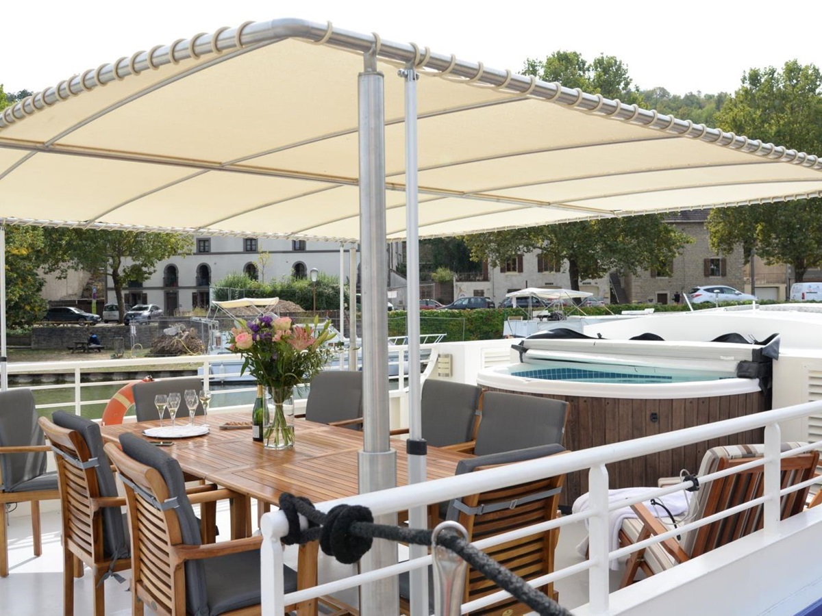 Jacuzzi and dining area on the deck of the Finesse river barge in France