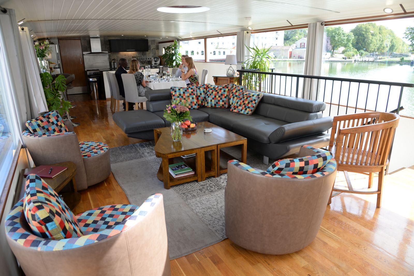 Lounge on board the Finesse river barge in France