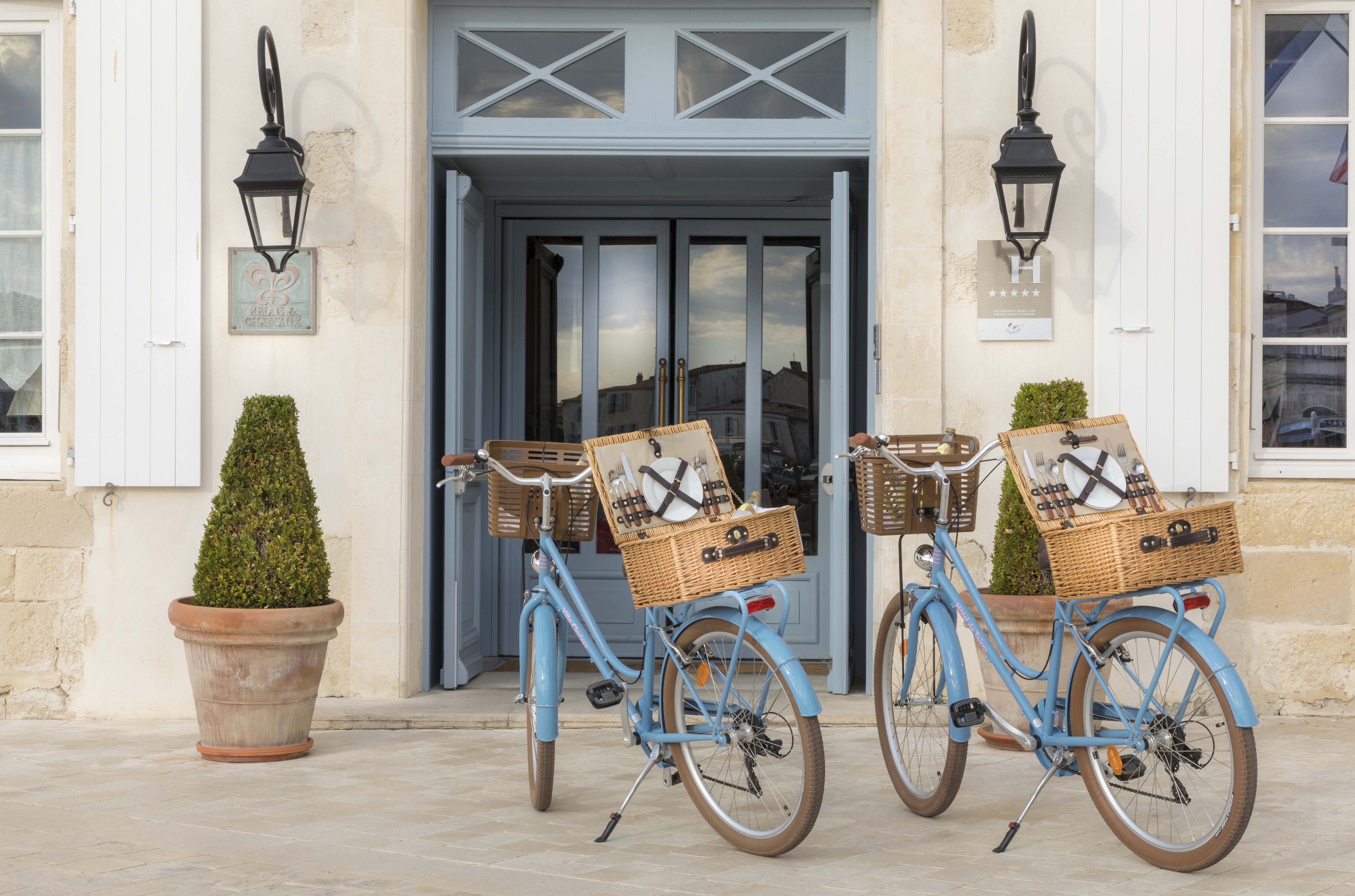 Two bikes outside the entrance of Hotel de Toiras