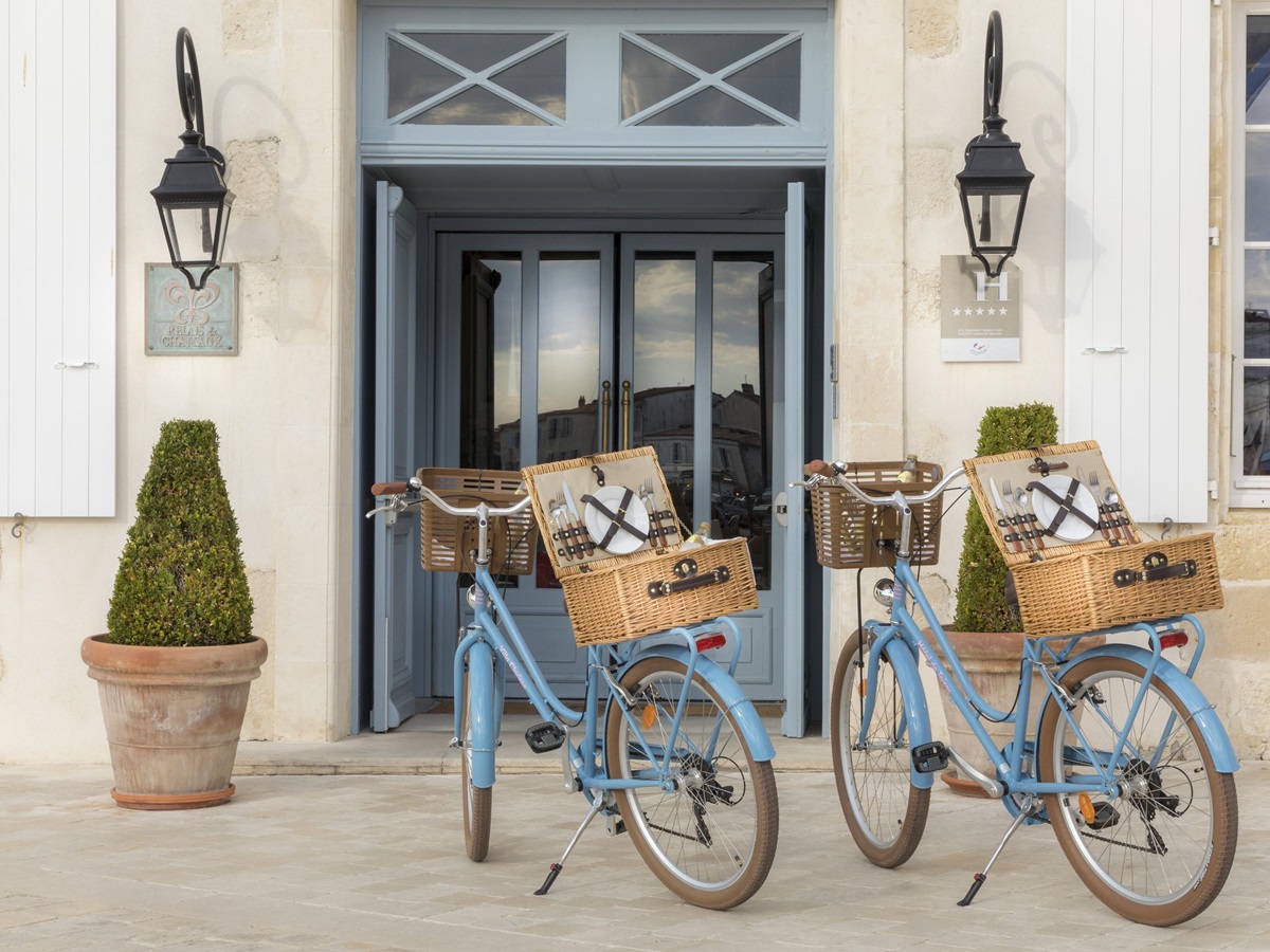 Two bikes outside the entrance of Hotel de Toiras
