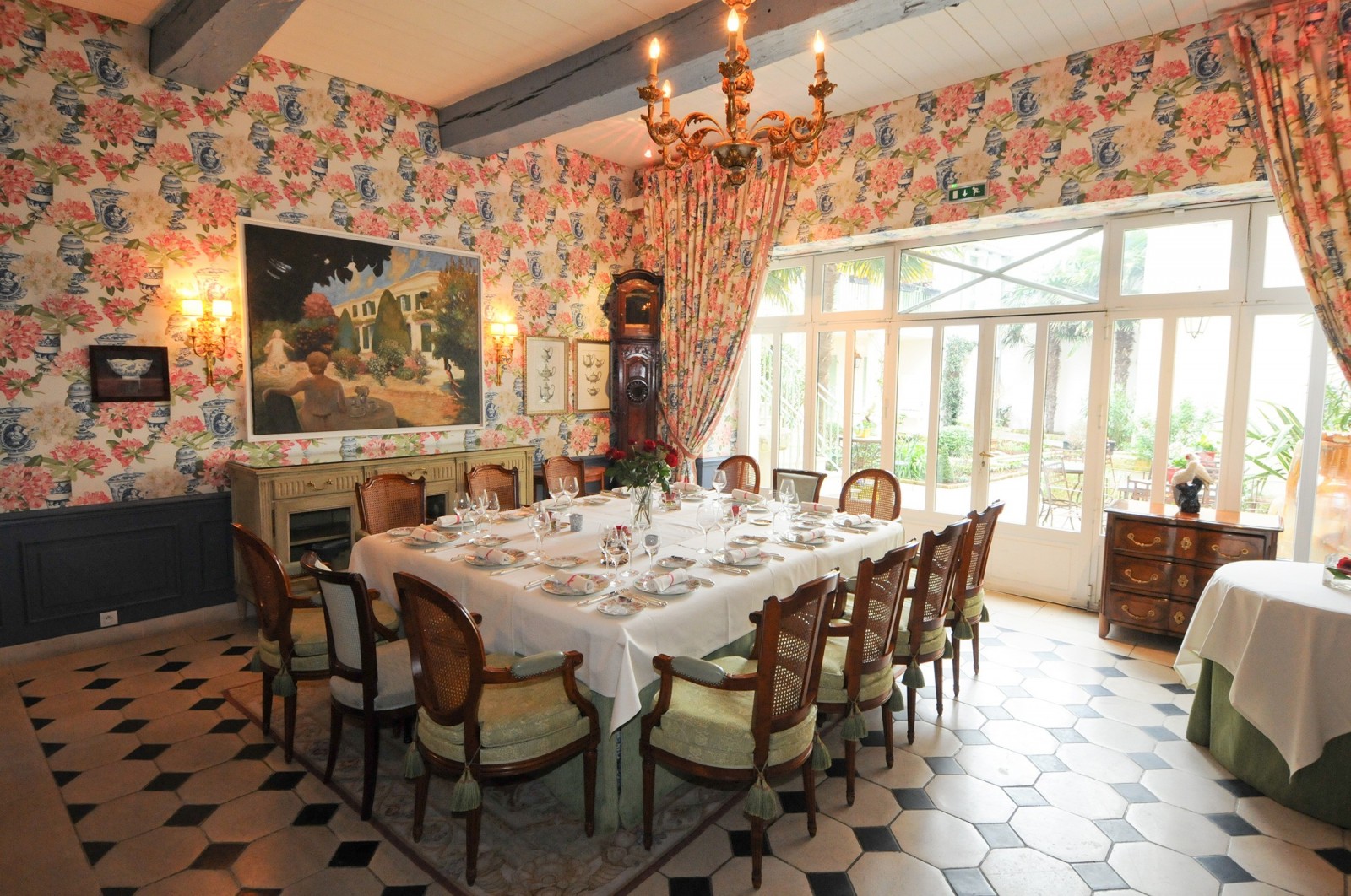 Seet dining room with colourful wallpaper at Hotel de Toiras