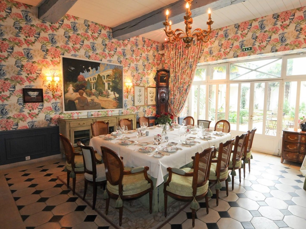 Seet dining room with colourful wallpaper at Hotel de Toiras