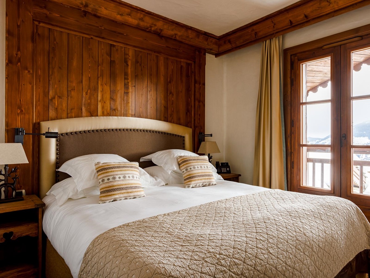 Double bed at Hotel Le Portetta in Courchevel