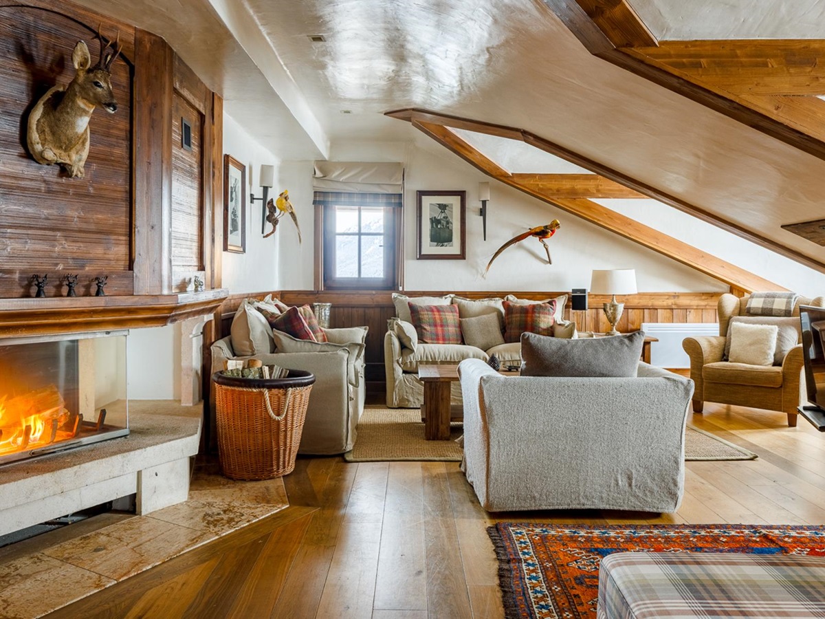 Lounge and fireplace at Hotel Le Portetta in Courchevel