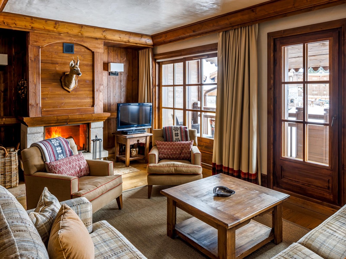 Lounge with sofas and television at Hotel Le Portetta in Courchevel