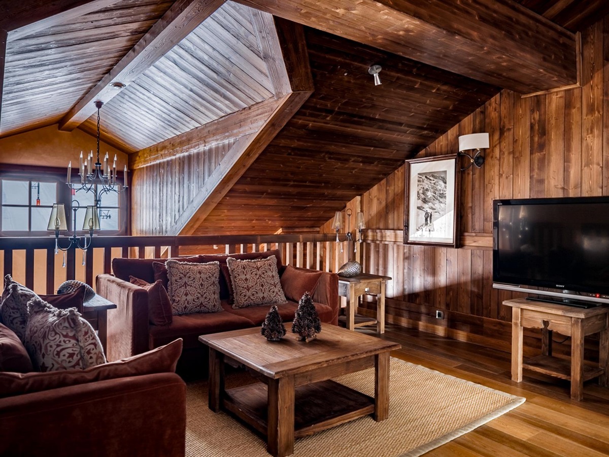 Sofas and television at Hotel Le Portetta in Courchevel