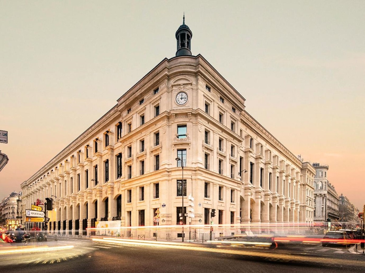 Grand facade at Hotel Madame Reve Paris