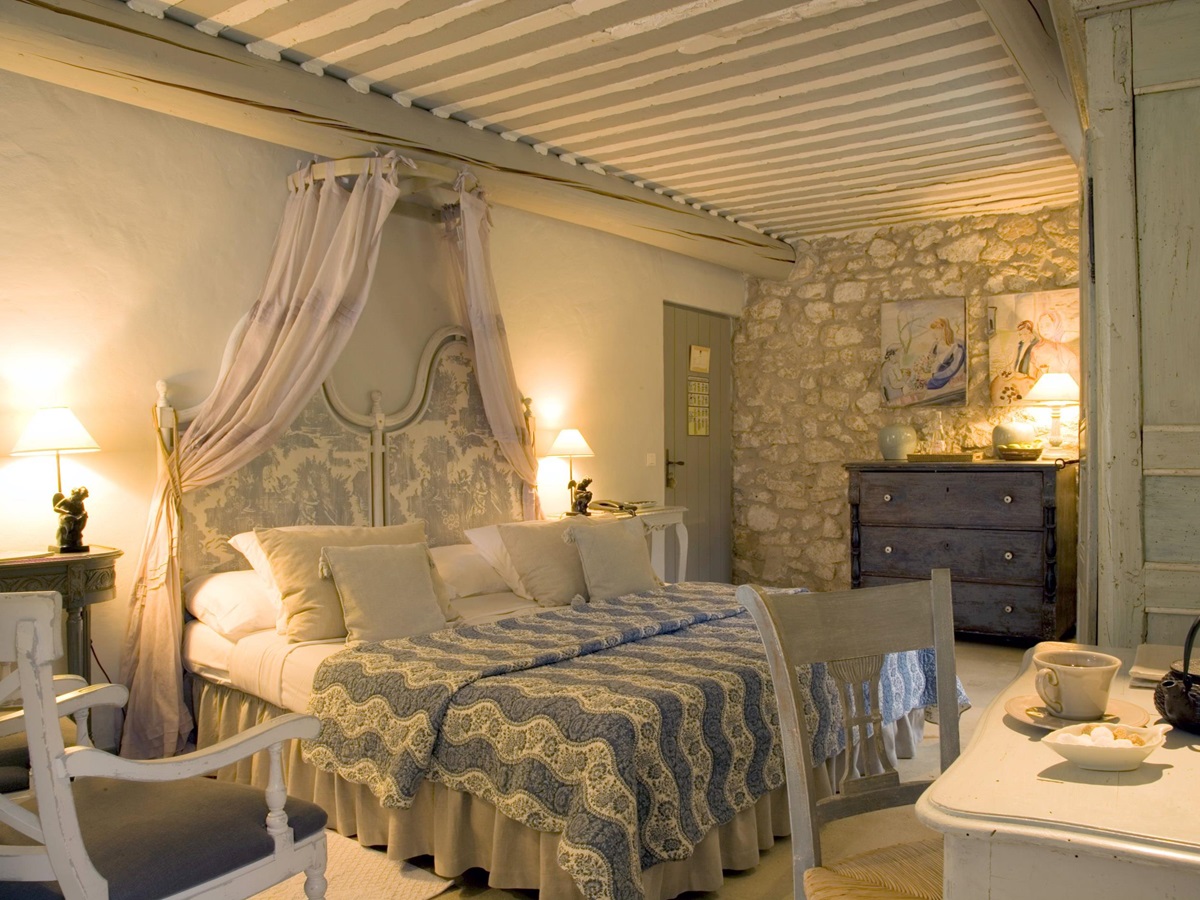 Double bedroom in La Bastide de Marie, France