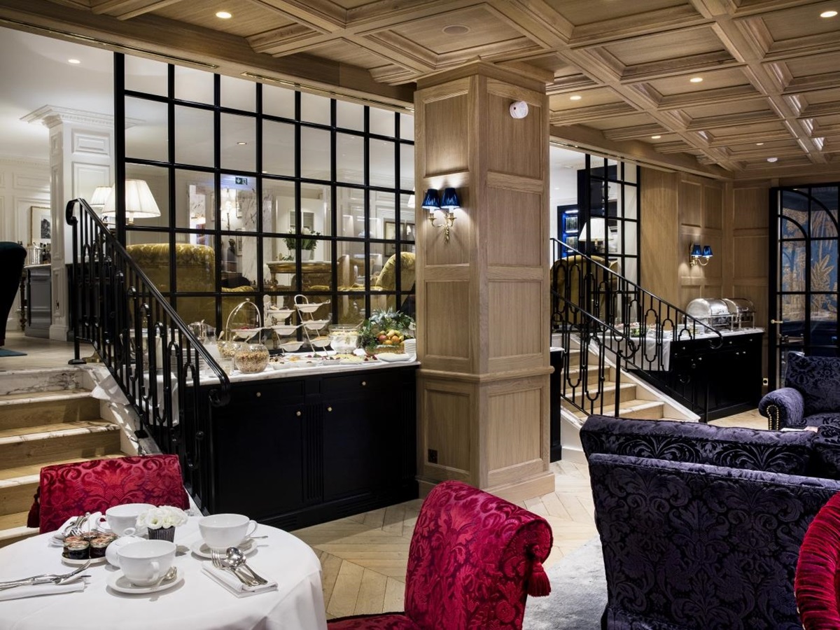 Lounge and dining area at Relais Christine in France