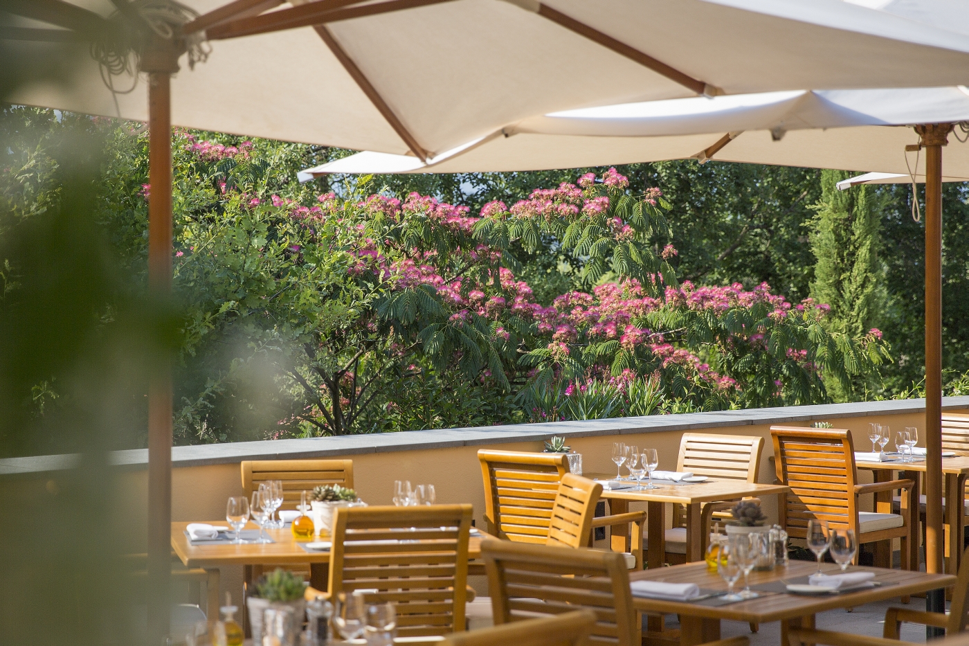 Garden dining at Blance Hotel Spa & Golf Resort