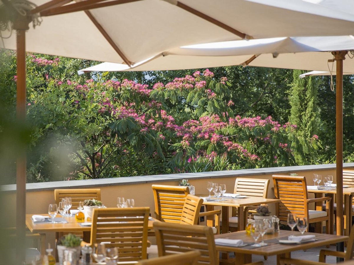 Garden dining at Blance Hotel Spa & Golf Resort