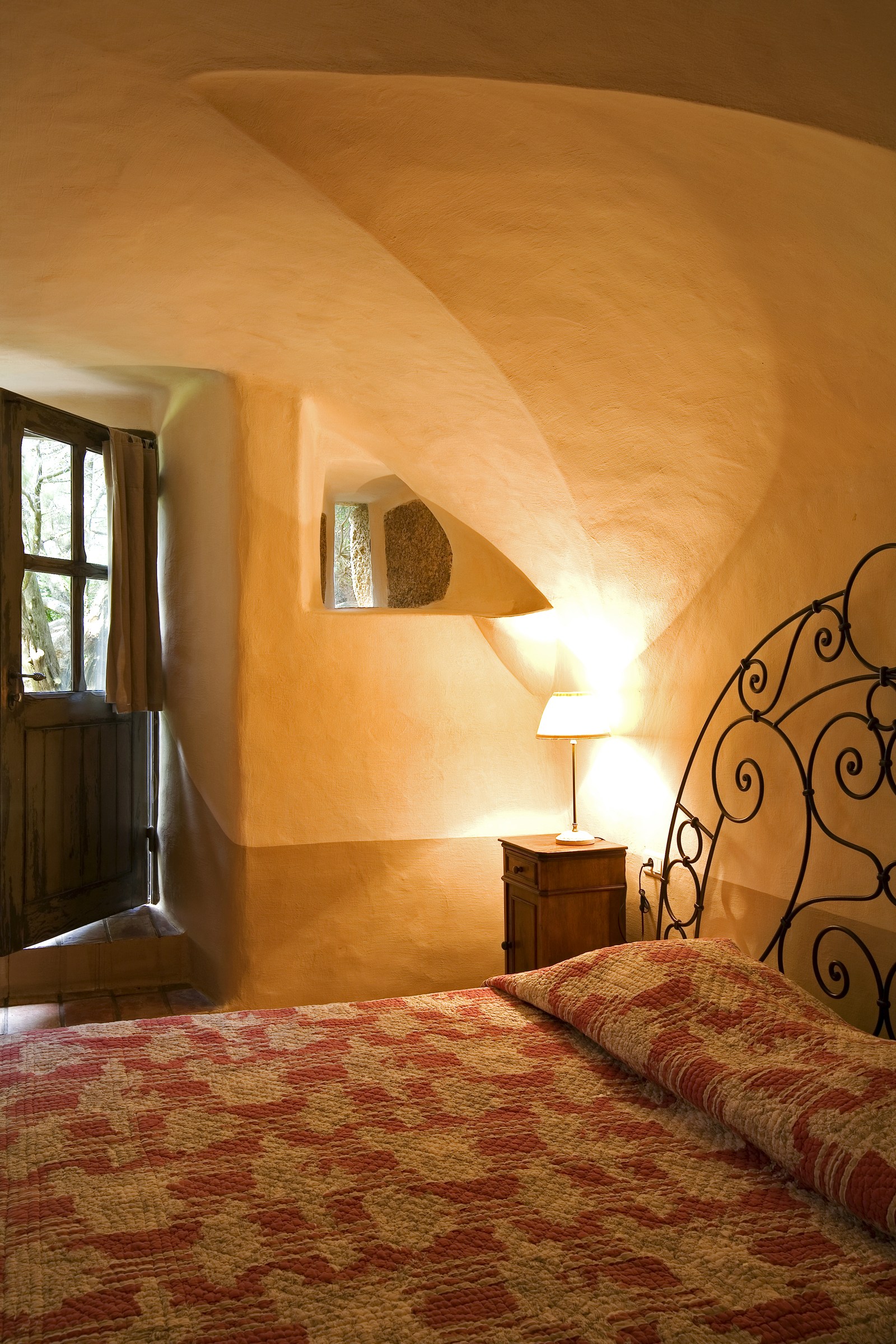 Details of a double bedroom in Eddera, Corsica