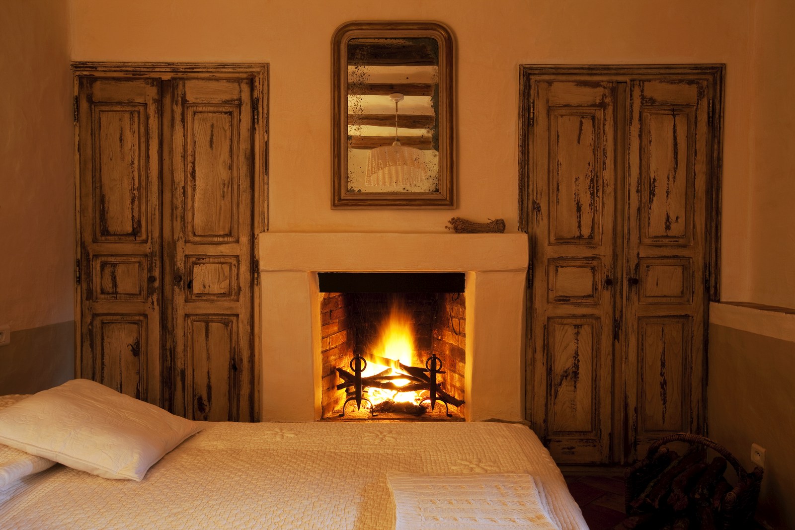 Fireplace in the white double bedroom of Eddera, Corsica