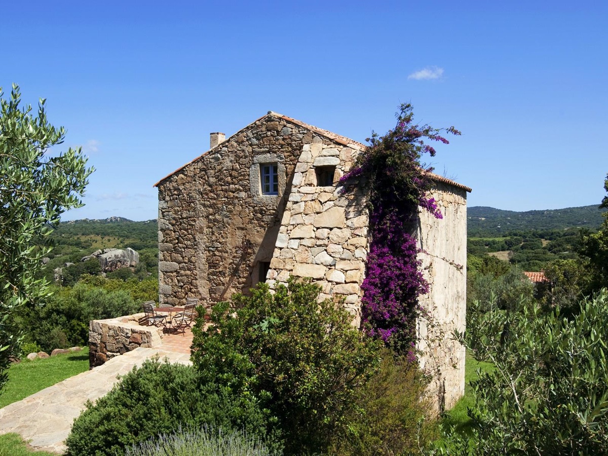 Externals of Nivara, Corsica