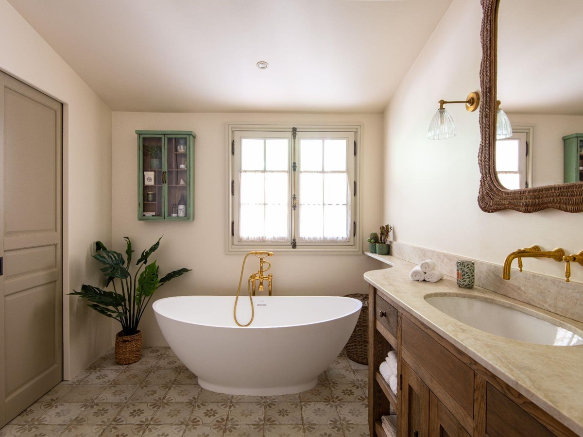 Bathroom with bathtub at Bastide Notre Dame in Cote d'Azur, France