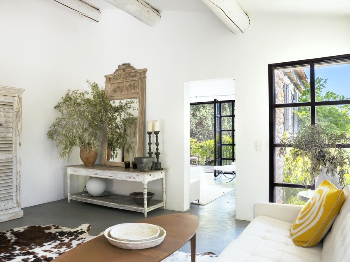 Sitting room with sofa, table, large mirror, plant and candles at La Cadiere on the Cote d’Azur, France