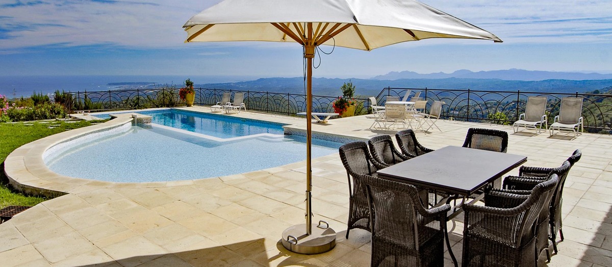 Views from the swimming pool and terrace at Les Hauts de Vence