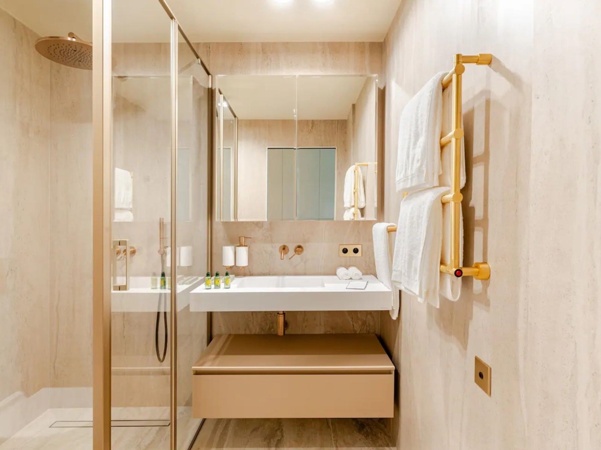 Bathroom 3 at Villa Aurora in the Cote d'Azur