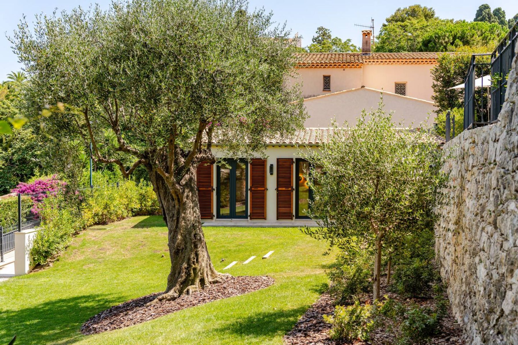 Exterior of Villa Aurora in the Cote d'Azur