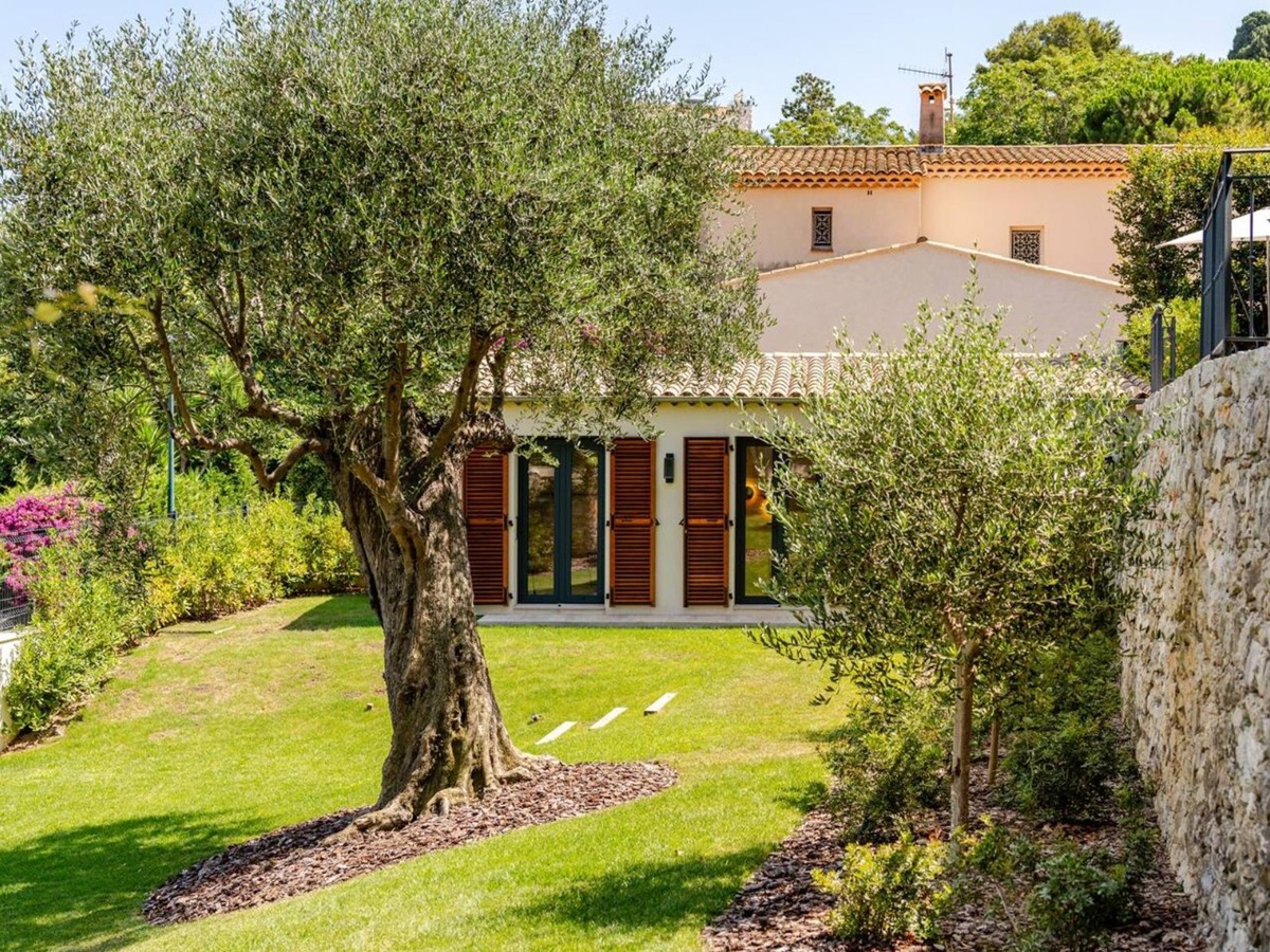 Exterior of Villa Aurora in the Cote d'Azur