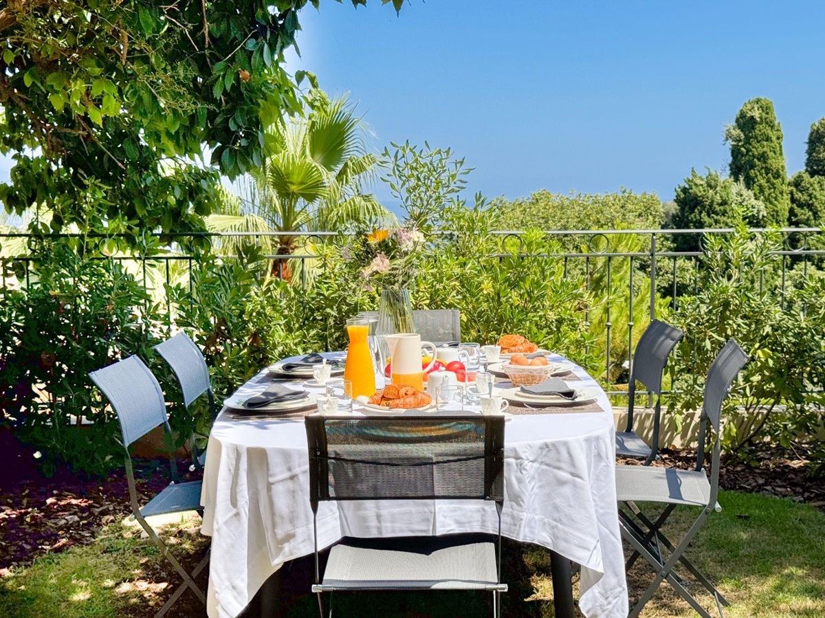 Outdoor Dining at Villa Aurora in the Cote d'Azur