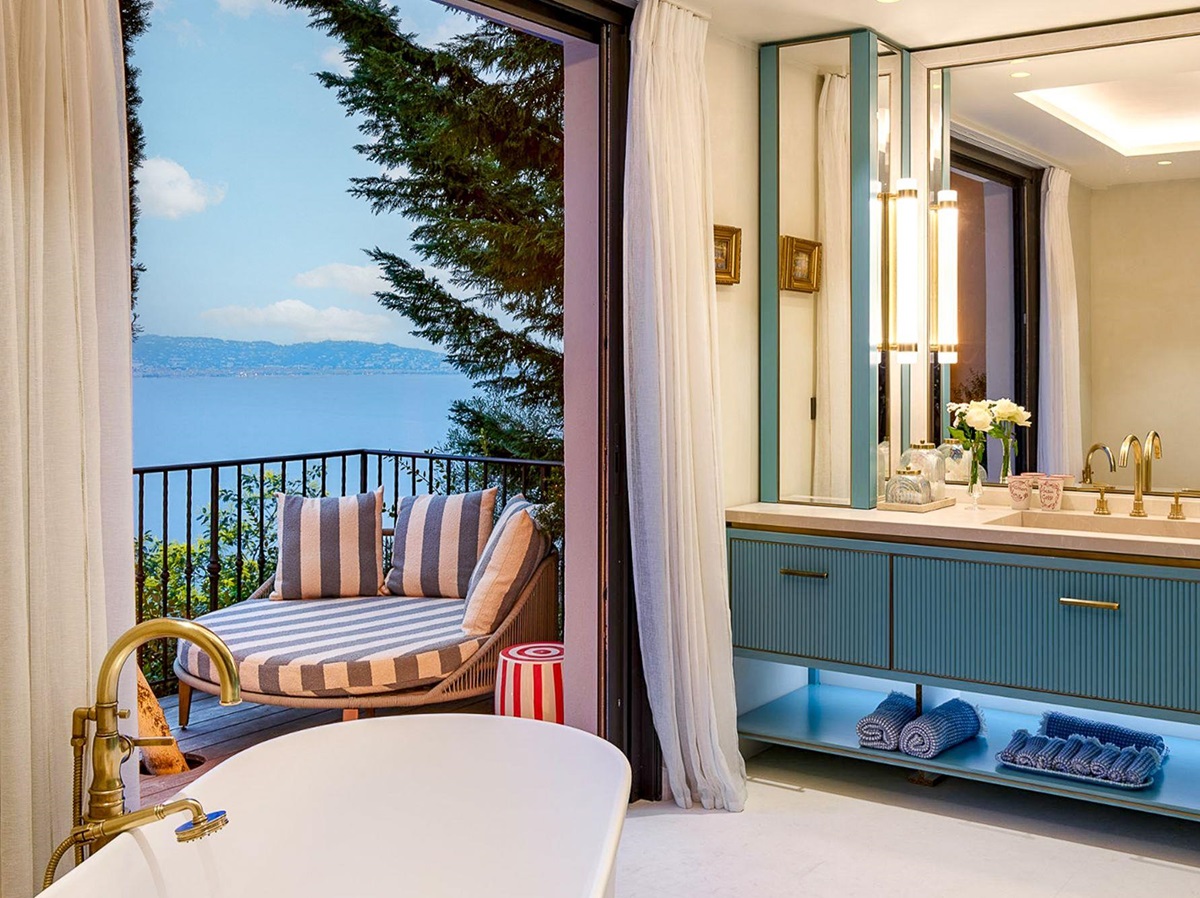 Bathroom with bath and balcony overlooking the sea at Villa Calade in Cote d'Azur, France