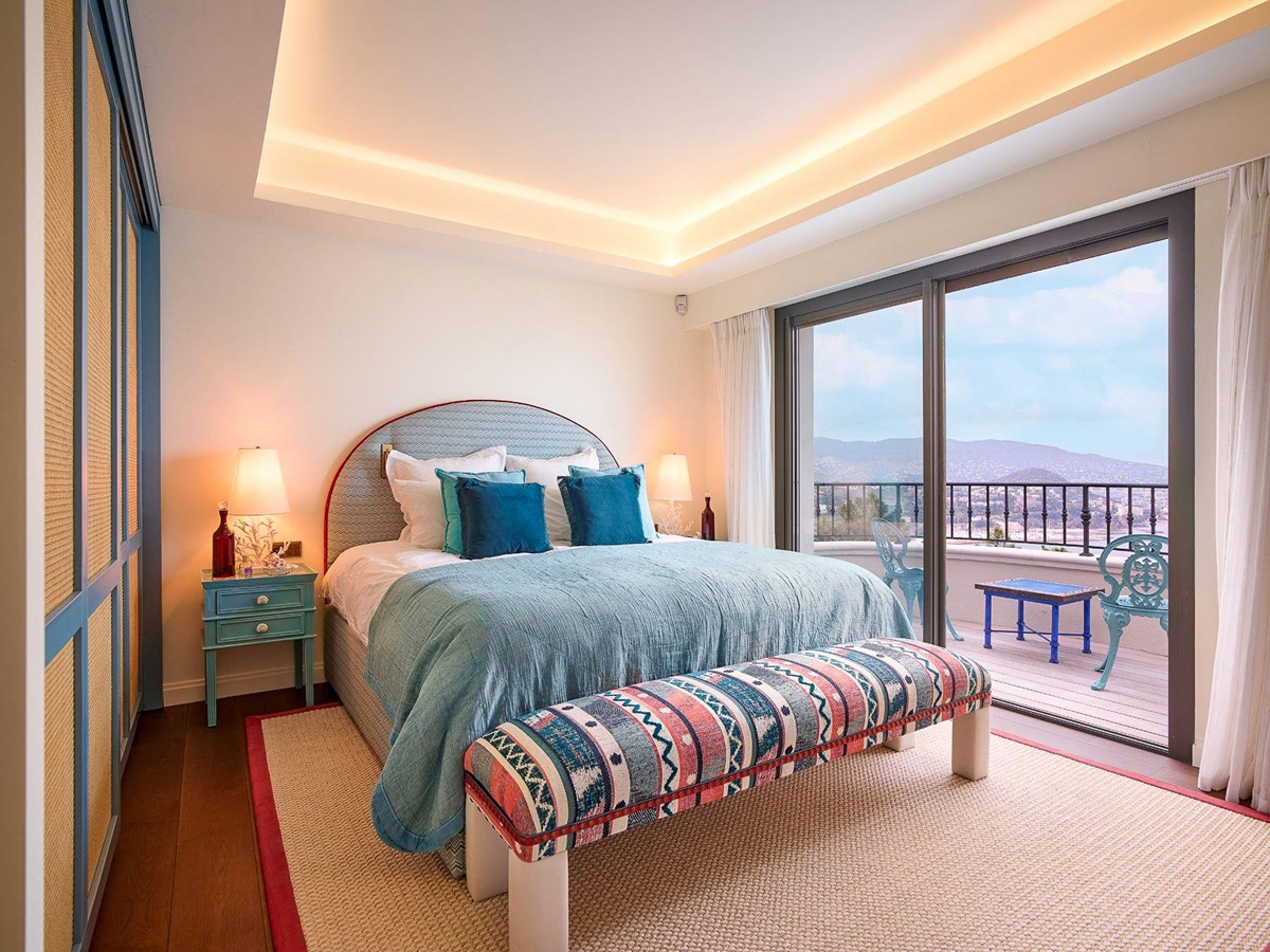 Bedroom with double bed and balcony overlooking the sea at Villa Calade in Cote d'Azur, France