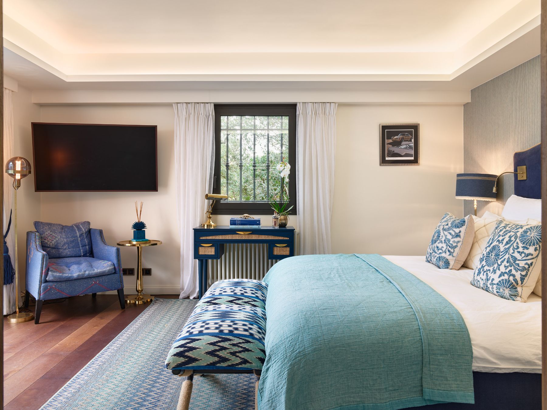 Double bedroom with TV at Villa Calade in Cote d'Azur