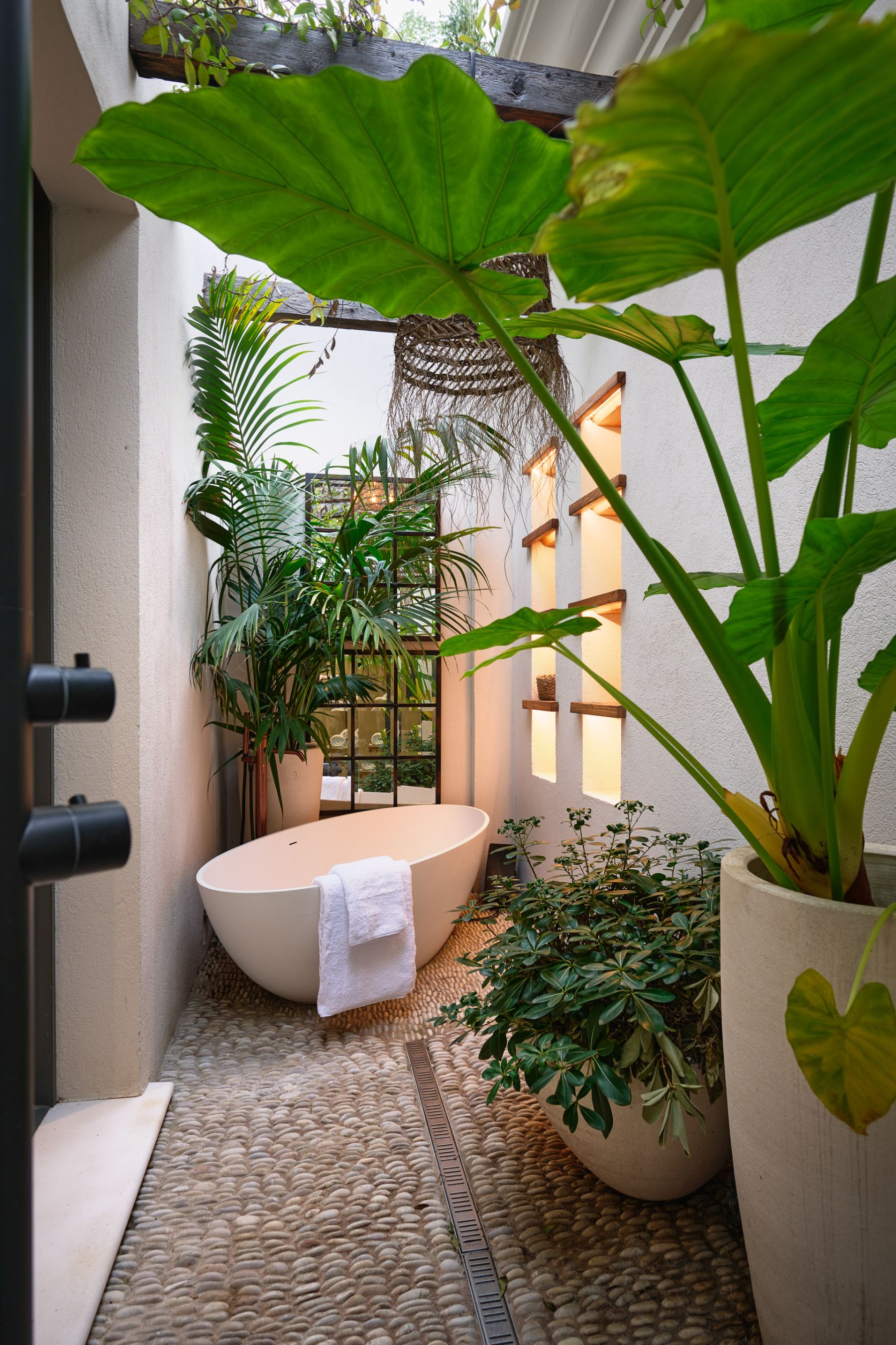Outdoor bathtub at Villa Calade in Cote d'Azur