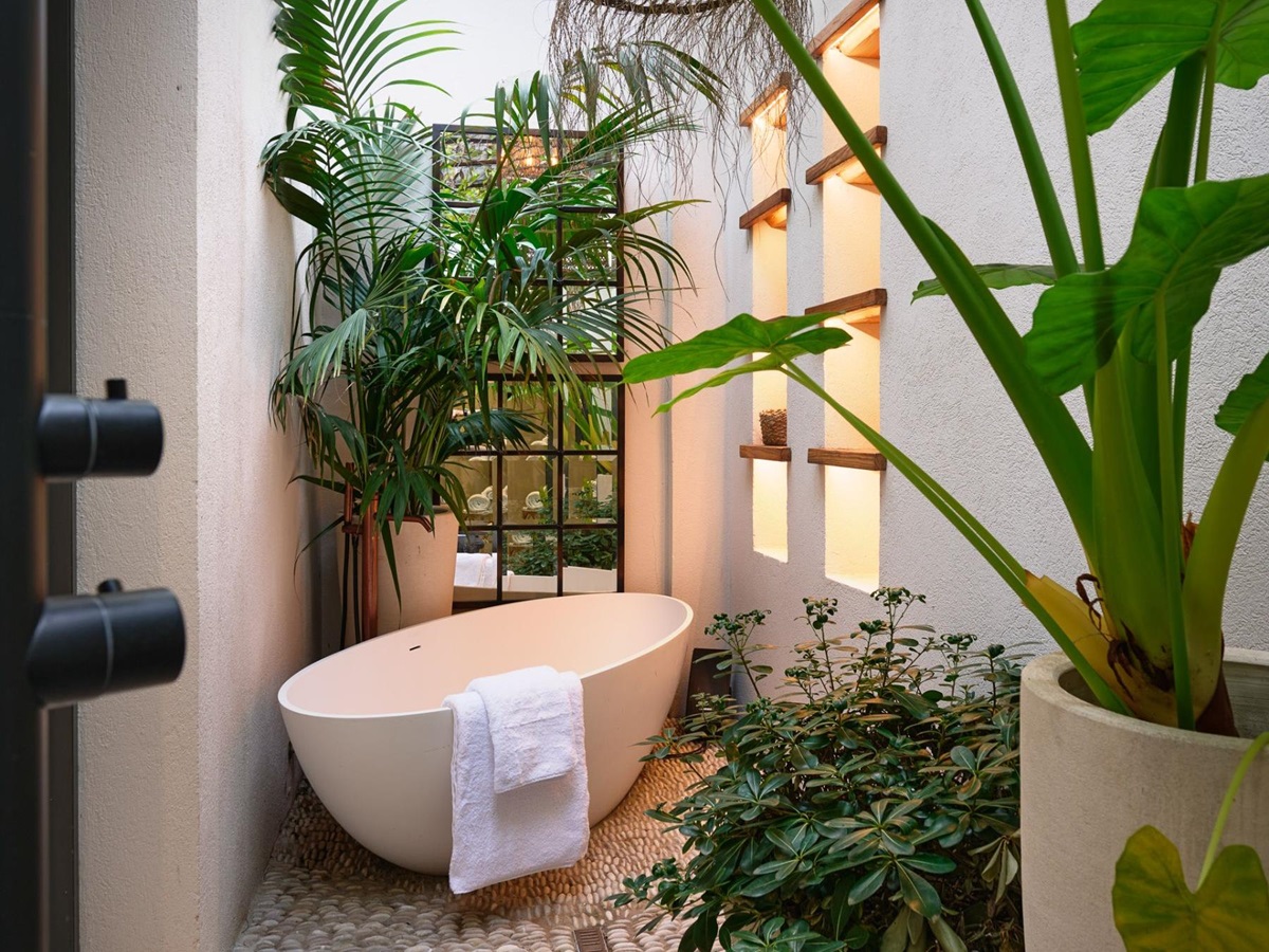 Outdoor bathtub at Villa Calade in Cote d'Azur