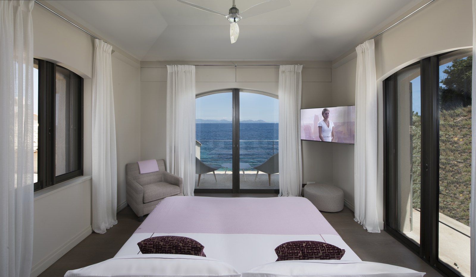 Pink double bedroom of Villa des Voiles, Cote d'Azur