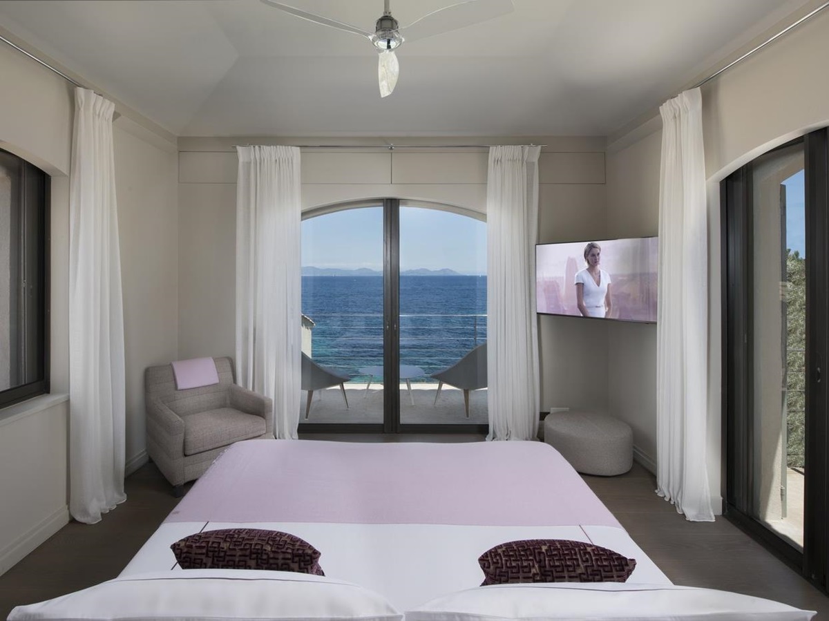 Pink double bedroom of Villa des Voiles, Cote d'Azur