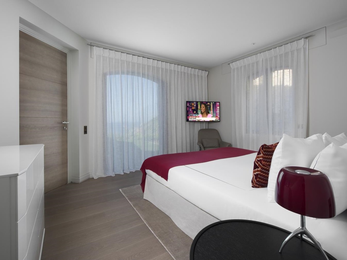 Red double bedroom of Villa des Voiles, Cote d'Azur