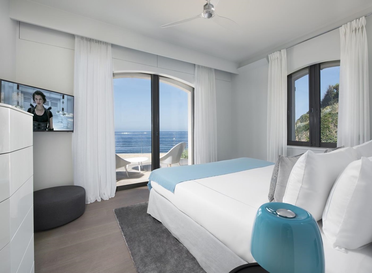 Blue double bedroom in Villa des Voiles, Cote d'Azur