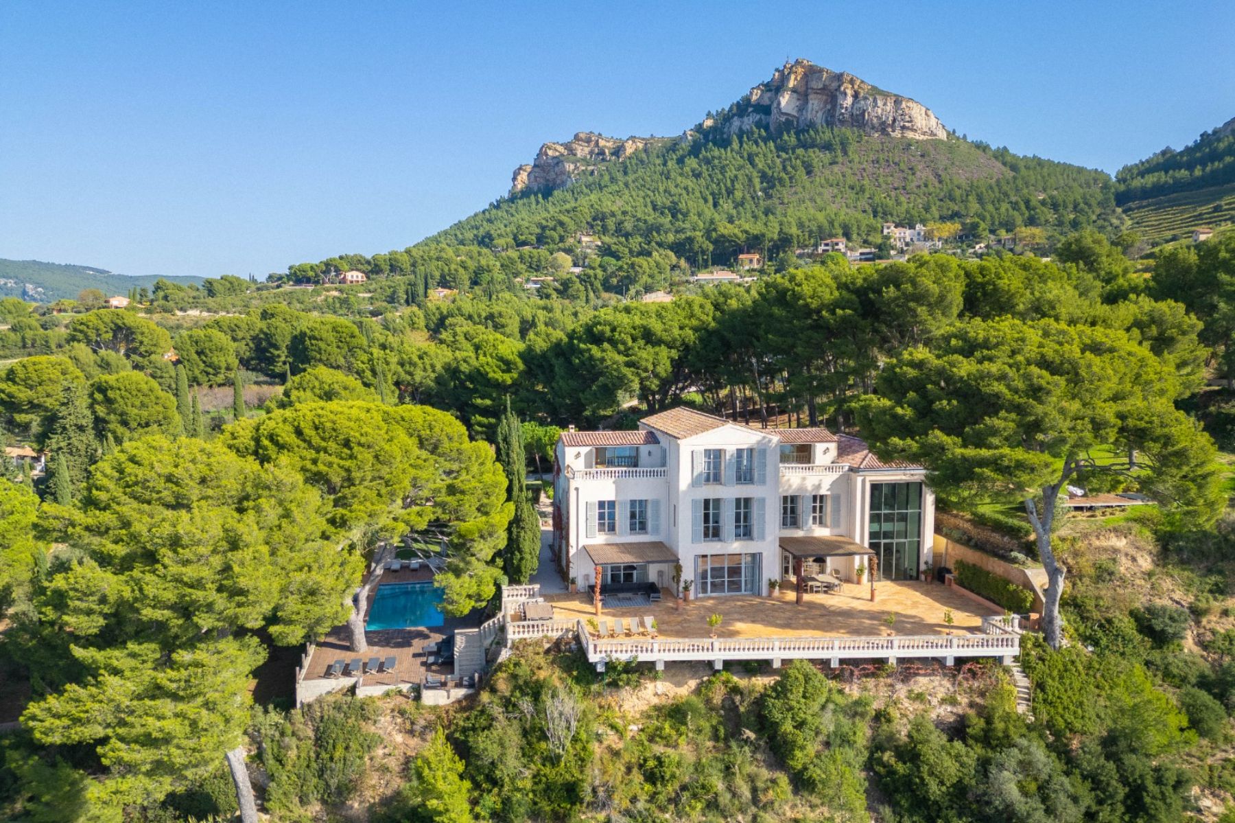 Full rear exterior view of Villa Florie in Côte d'Azur