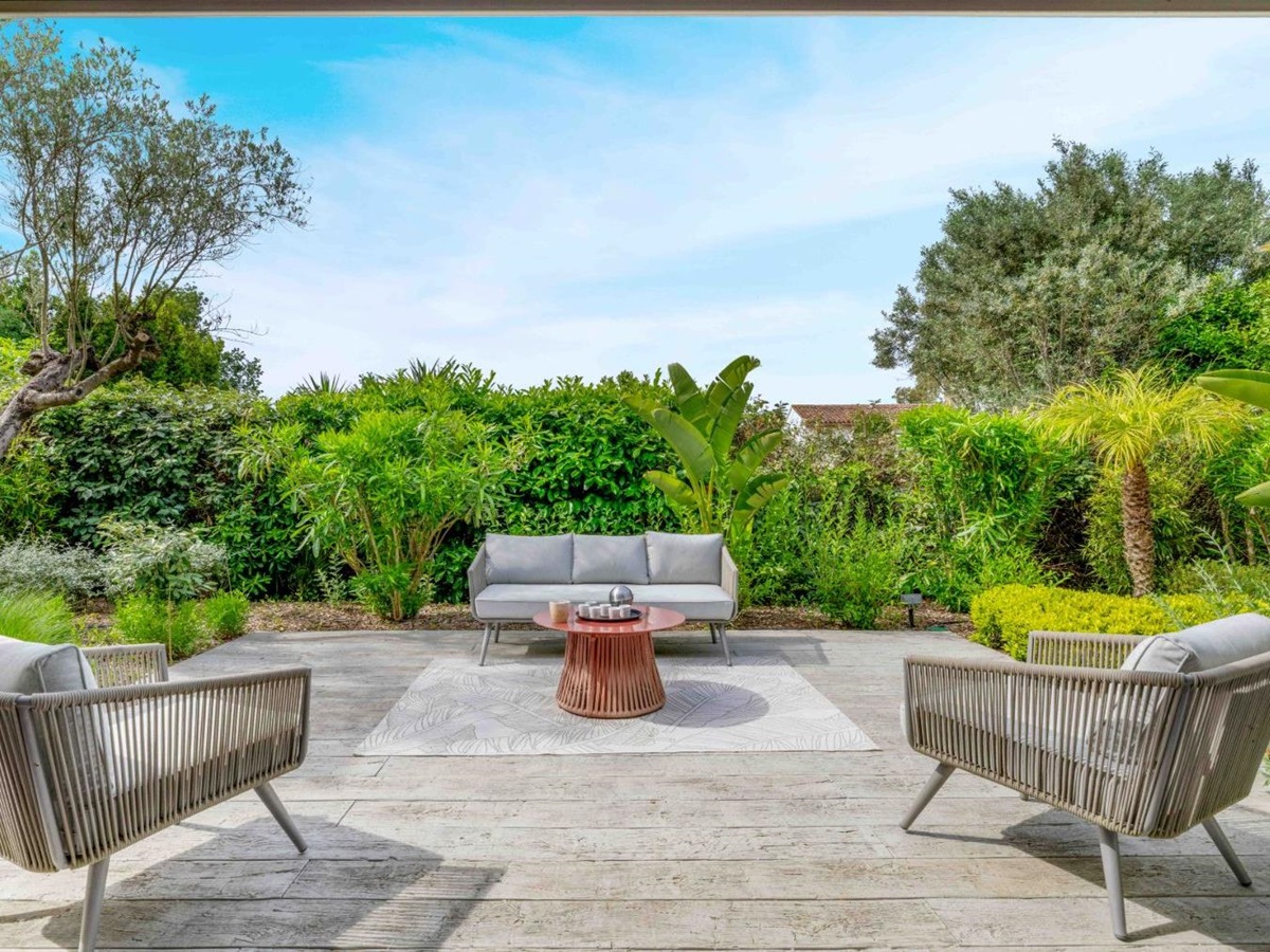 Outdoor seating at Villa Les Palmiers in Cote D'Azur