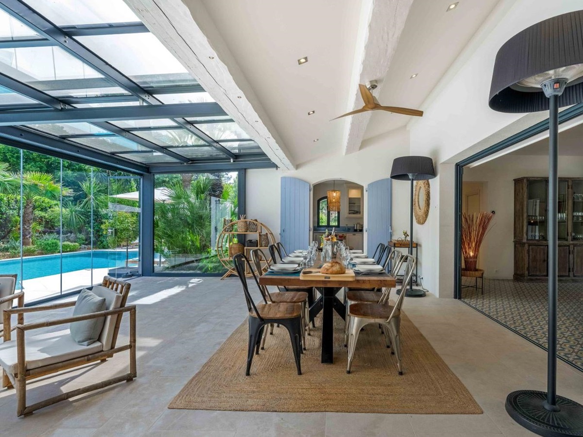 Dining room at Villa Les Palmiers in Cote D'Azur