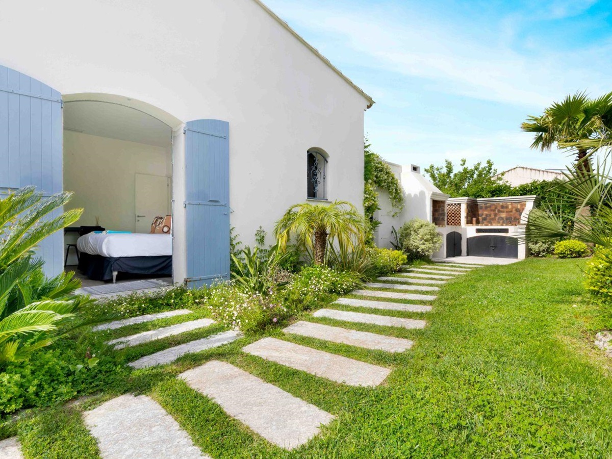 Garden path at Villa Les Palmiers in Cote D'Azur
