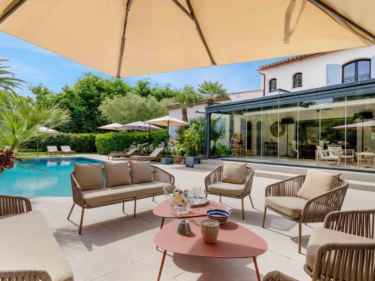 Outdoor seating at Villa Les Palmiers in Cote D'Azur