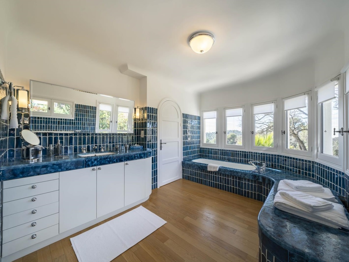 Blue and white bathroom of the master bedroom at luxury villa Malvan