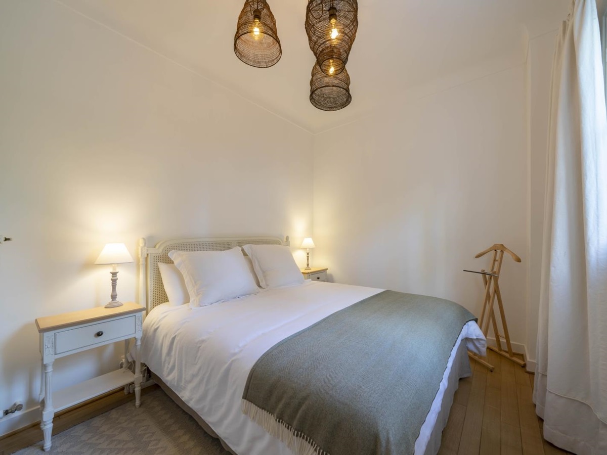 Double bedroom with decorative lamps at French Villa Malvan