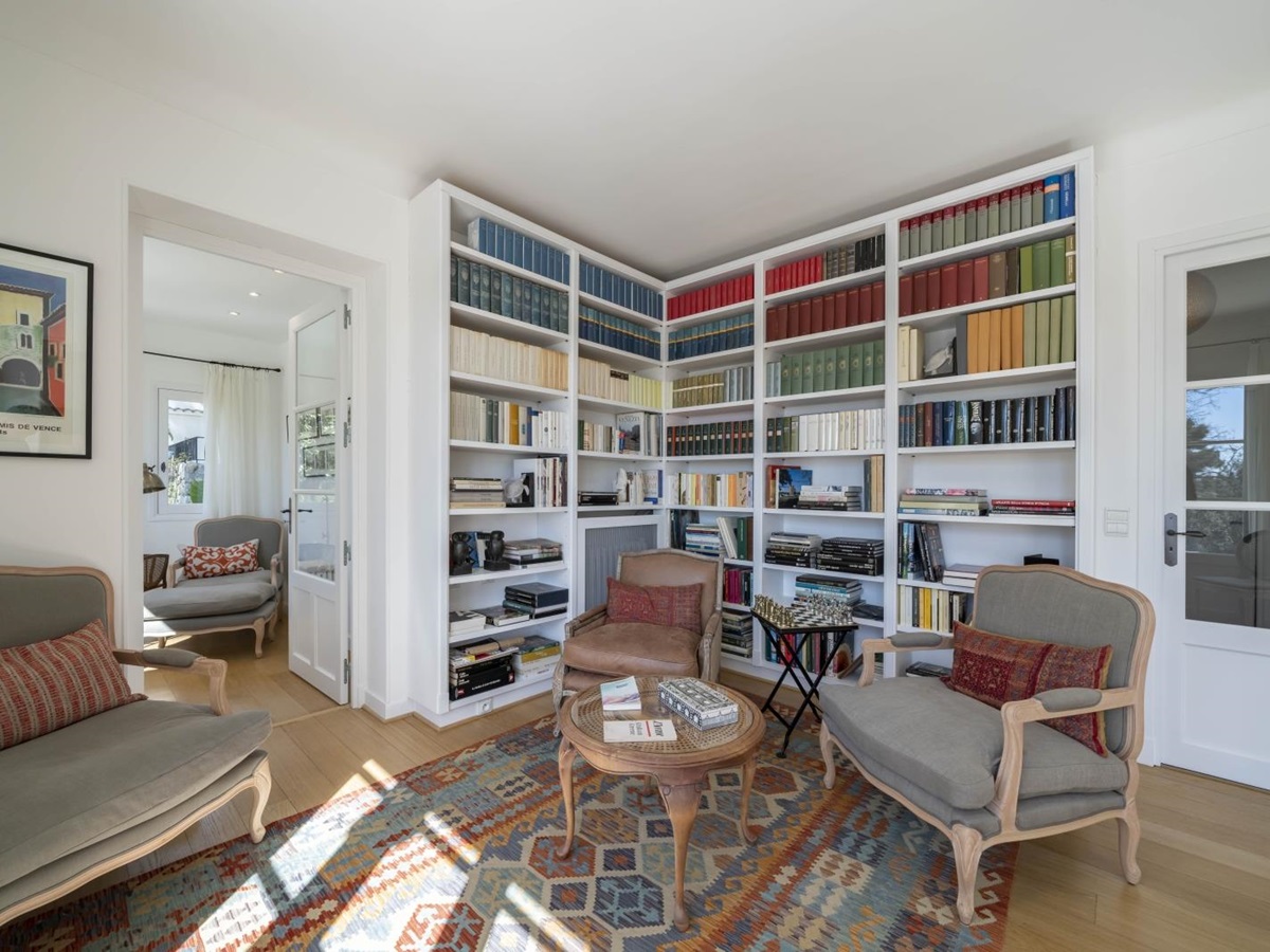 well-stocked library corner with two comforable chairs at Villa Malvan, luxury villa in France