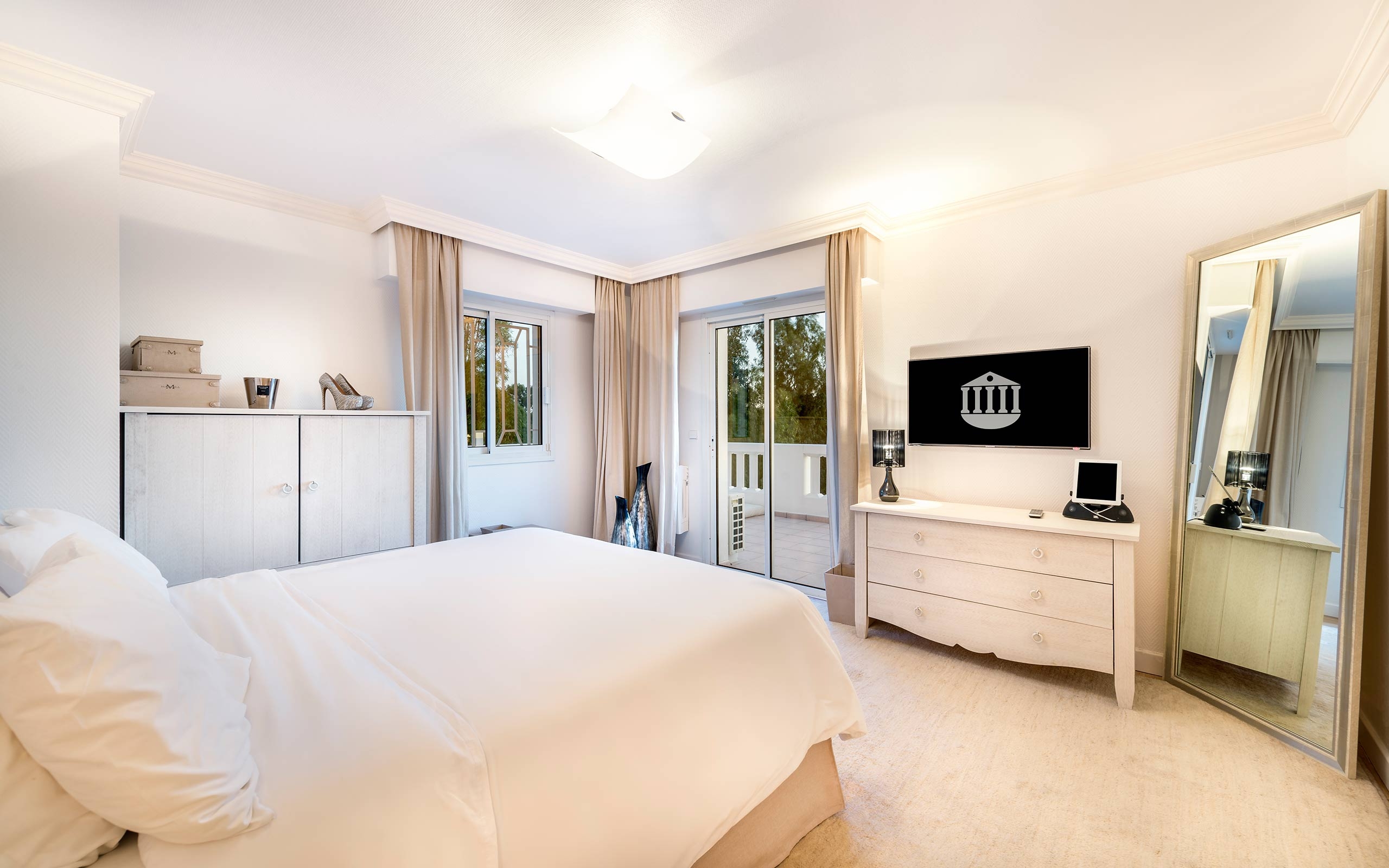 Double bedroom in Villa Mont Charles, Cote dAzur