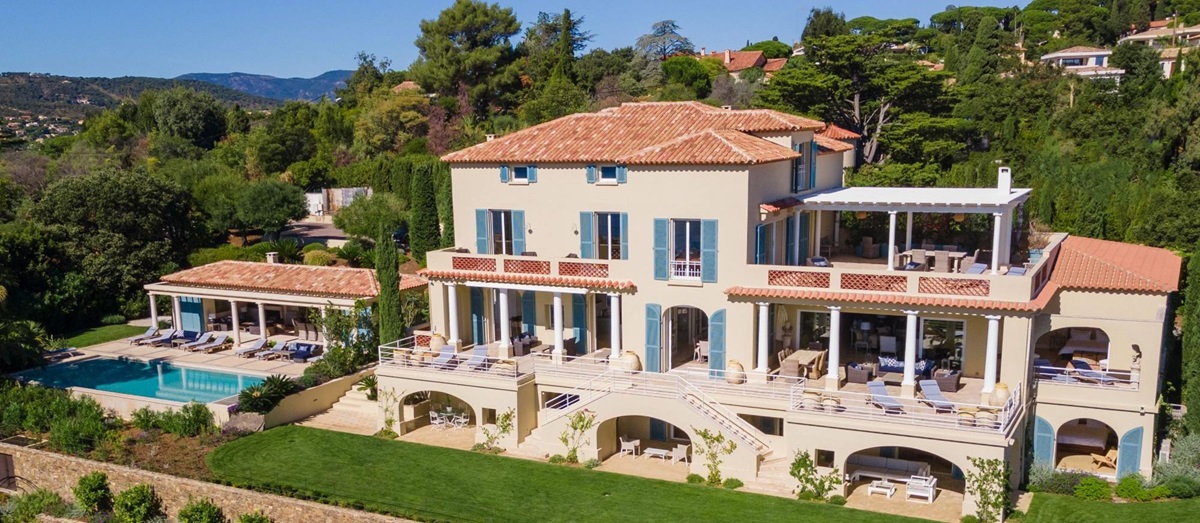 Exterior view of Villa Napoleon and surrounding gardens