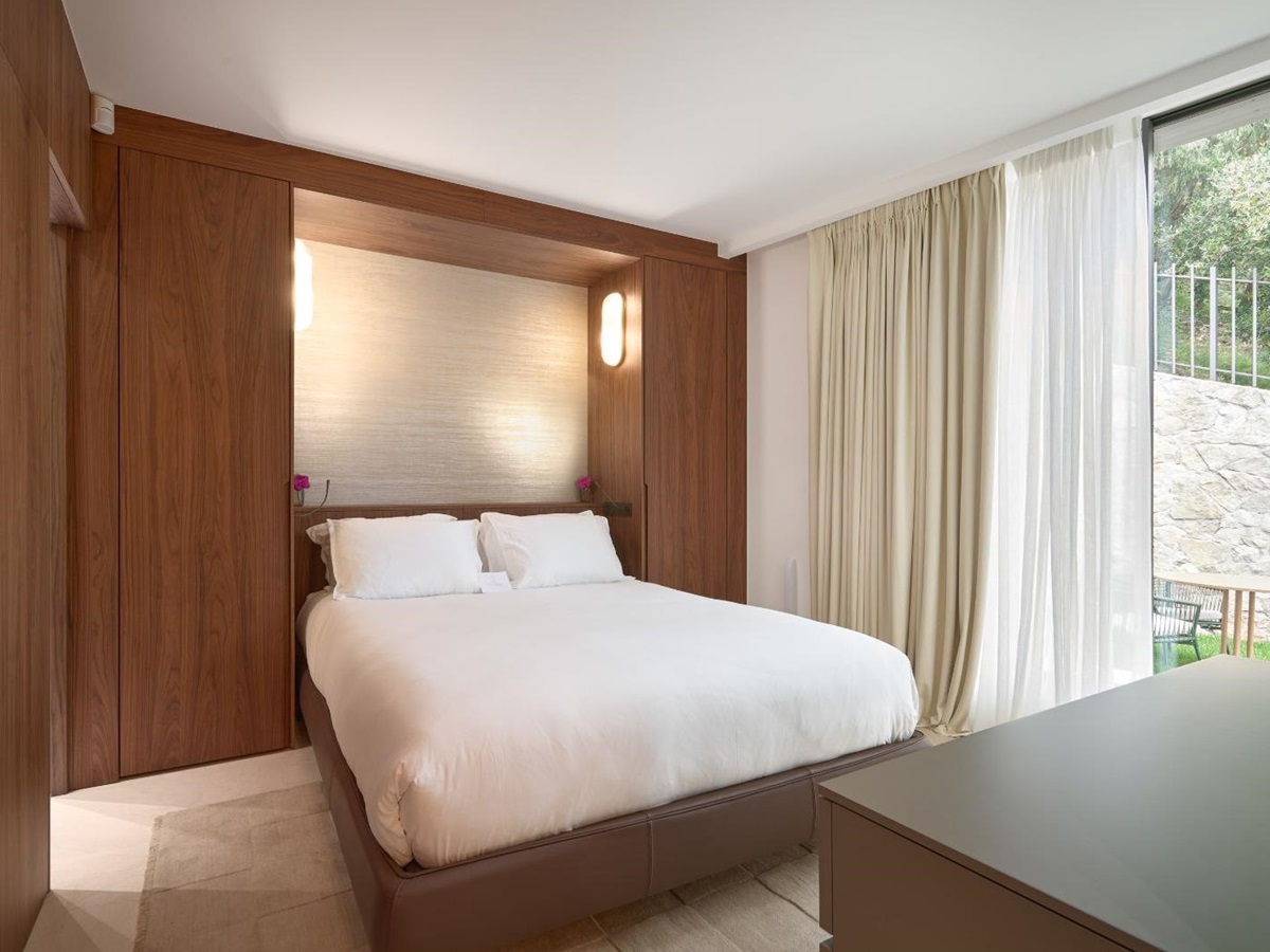 Double bedroom at Villa Olivia, a luxury villa on the Cote' d'Azur