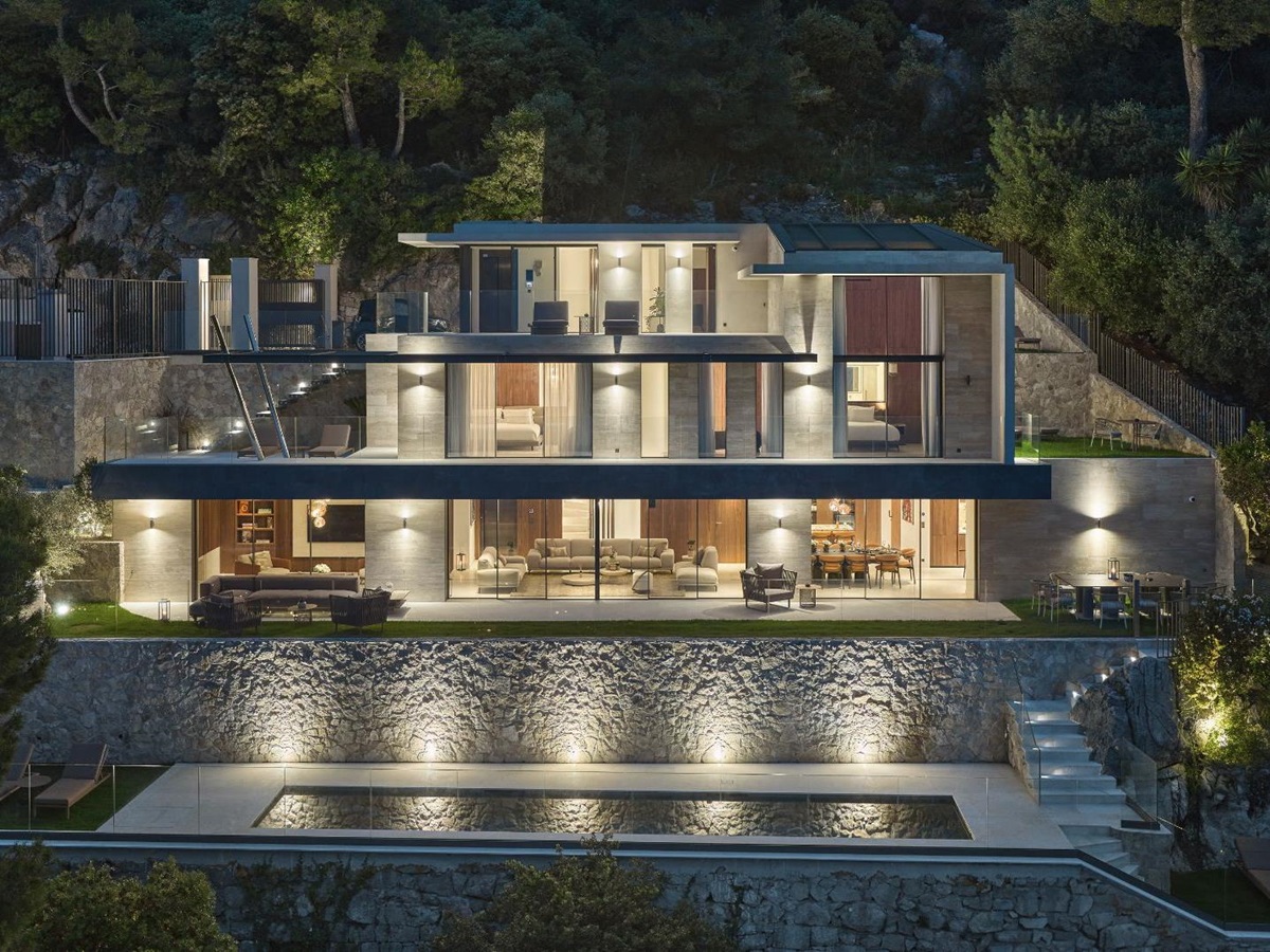 Night view of Villa Olivia near Villefranche-su-Mer in the South of France