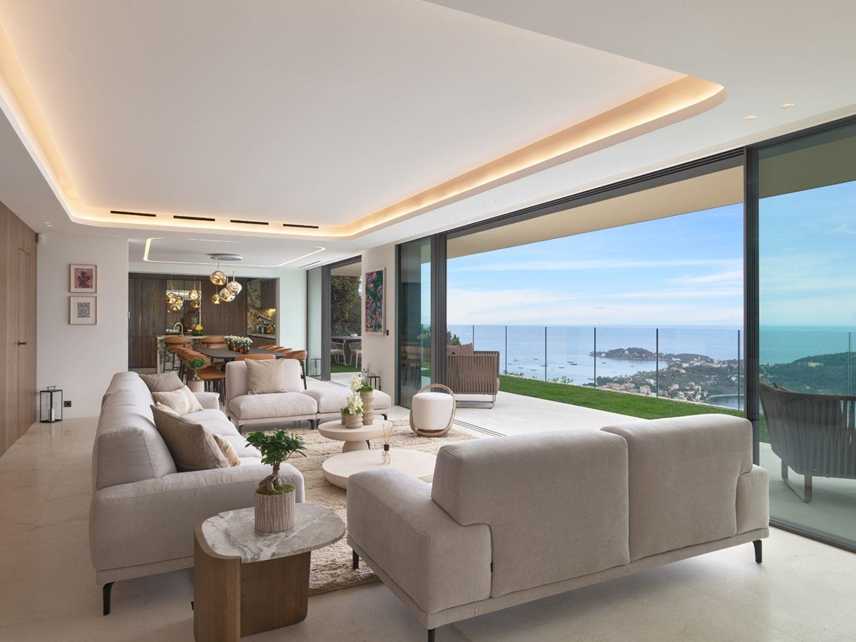 Living room with sea view at Villa Olivia in the South of France